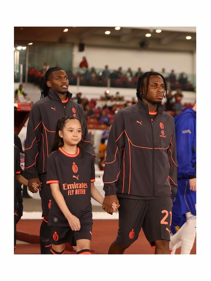 Gempita jadi player escort AC Milan lawan Chelsea.