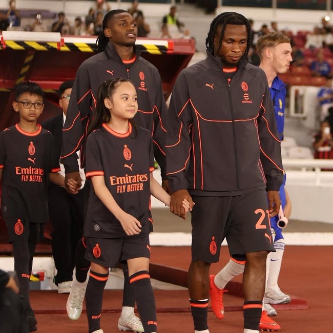 Lucky Girl! Potret Gempita Nora Marten Jadi Player Escort AC Milan