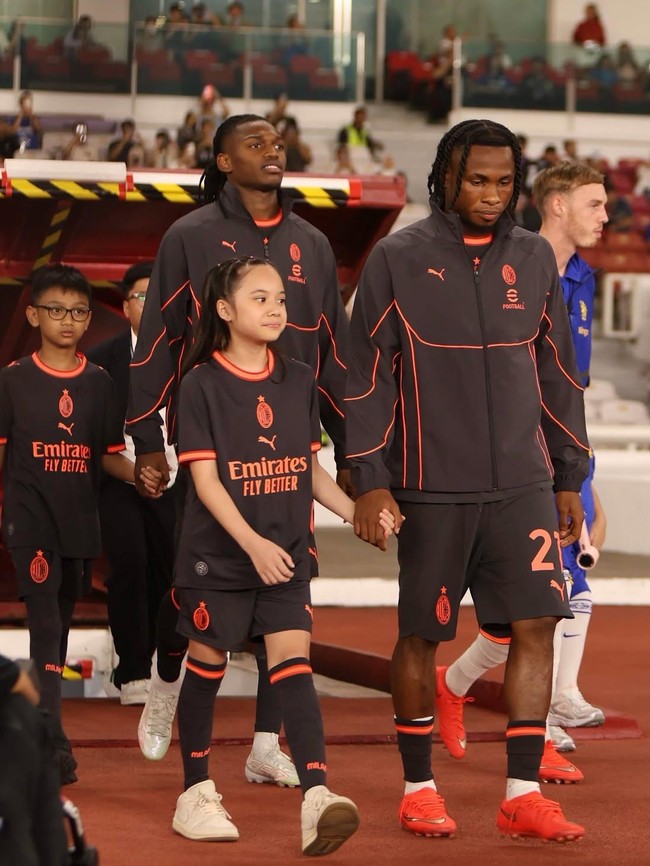 Lucky Girl! Potret Gempita Nora Marten Jadi Player Escort AC Milan