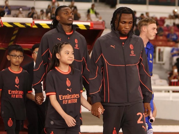 Gempita jadi player escort AC Milan lawan Chelsea.