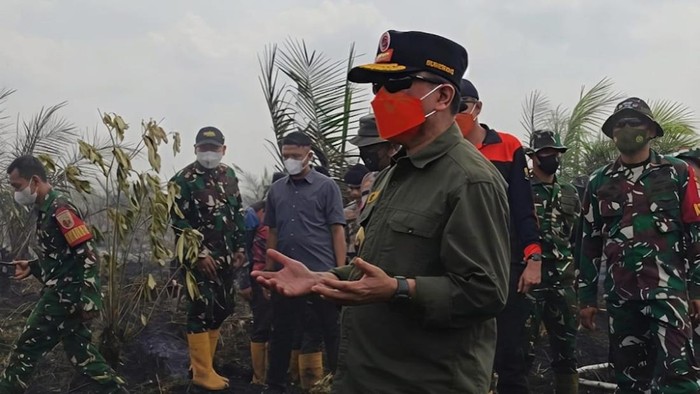 Gubernur Jambi Al Haris saat tinjauan dan ikut padamkan api di lahan gambut Muaro Jambi