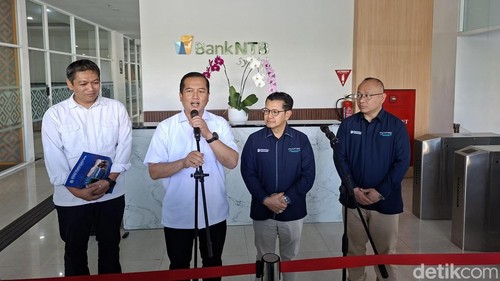 Gubernur NTB Lalu Muhamad Iqbal bersama Plt. Direktur ITDC, Ahmad Fajar dan Chairman MotoGP Mandalika Troy Reza Warokka saat konferensi pers di Bank NTB Syariah, Rabu (12/8/2026). (Foto: Ahmad Viqi/detikBali).