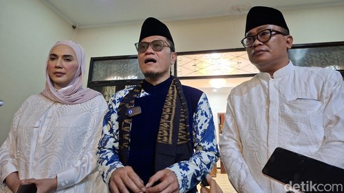 Gus Miftah bersama Kepala Kanwil Kemenag NTB, Zamroni Aziz dan Wakil Ketua DPR RI Sari Yuliati ditemui di Pendopo Walikota Mataram, Rabu malam (12/8/2026). (Foto: Ahmad Viqi/detikBali).