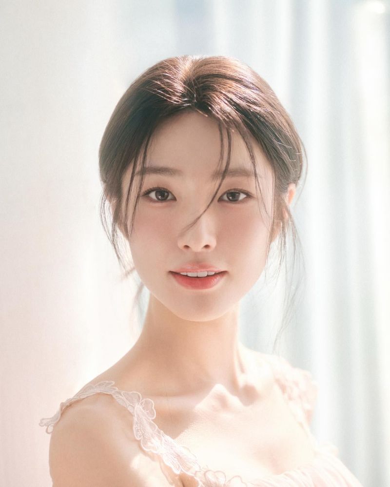 Ha Young Ha Young menuai kontroversi karena latar belakang keluarganya, diduga pro-Jepang.