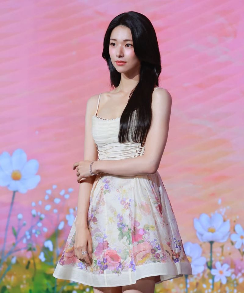 Ha Young, pemain drama Korea Our Sticky Love Penampilan Ha Young saat menghadiri konferensi pers drama Korea Netflix Our Sticky Love.