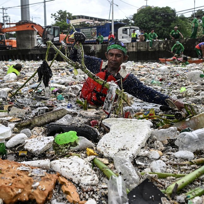 Hujan Lebat Guyur Metro Manila, Sampah Terbawa Arus Penuhi Sungai