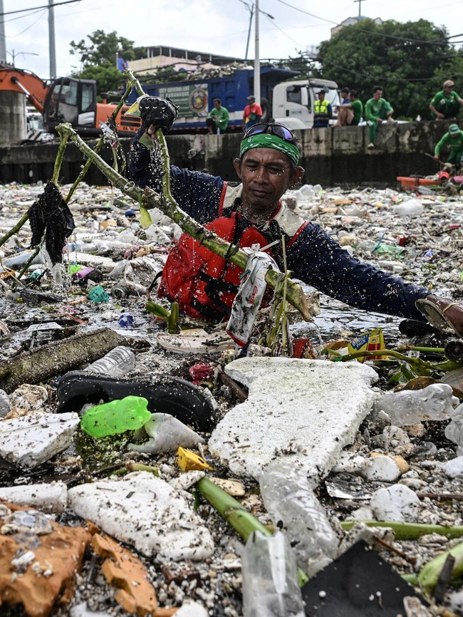 Hujan Lebat Guyur Metro Manila, Sampah Terbawa Arus Penuhi Sungai
