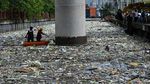 Hujan Lebat Guyur Metro Manila, Sampah Terbawa Arus Penuhi Sungai