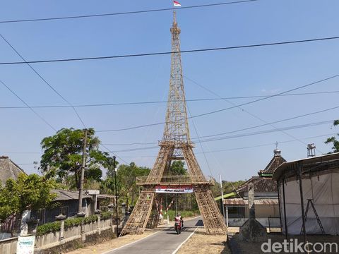 Menara Eiffel Bambu di Desa Serut, Kecamatan Nguter, Kabupaten Sukoharjo, Rabu (12/8/2026).