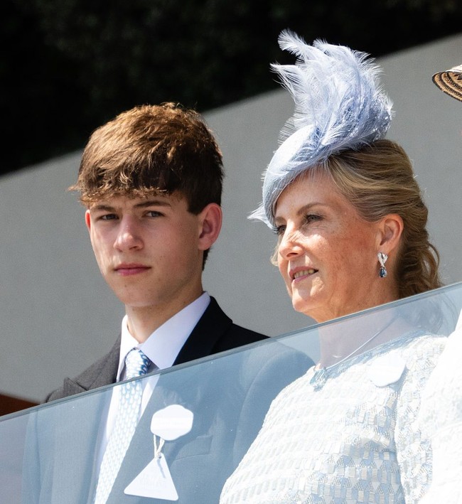 James, Earl of Wessex, tengah menjadi sorotan setelah memilih menghabiskan liburan musim panasnya dengan cara yang cukup berbeda dari kebanyakan anggota keluarga kerajaan Inggris. Pemuda 18 tahun itu justru mengambil pekerjaan di perkebunan kerajaan dan mengemudikan traktor. Foto: WireImage/Samir Hussein