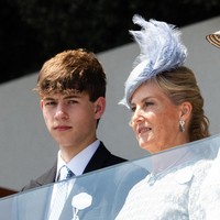 James, Earl of Wessex, tengah menjadi sorotan setelah memilih menghabiskan liburan musim panasnya dengan cara yang cukup berbeda dari kebanyakan anggota keluarga kerajaan Inggris. Pemuda 18 tahun itu justru mengambil pekerjaan di perkebunan kerajaan dan mengemudikan traktor. Foto: WireImage/Samir Hussein