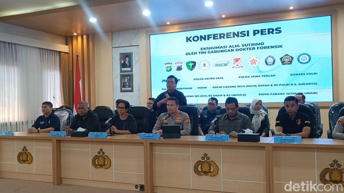 Kabid Humas Polda Metro Jaya, Kombes Budi Hermanto memberikan keterangan kepada wartawan usai ekshumasi makam Sutrimo di Mapolresta Banyumas, Rabu (12/8/2026).