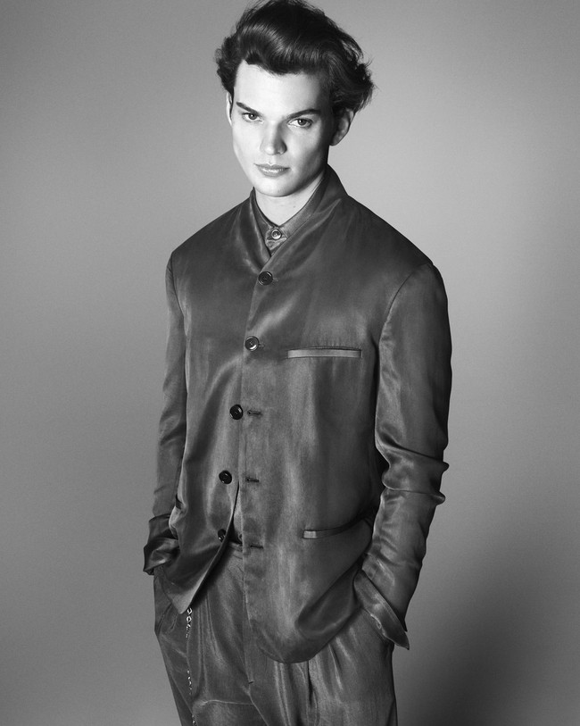 Meski baru terjun ke dunia hiburan dibanding Kaia, Homer juga menampilkan pesonanya mengenakan setelan jas Giorgio Armani, Saint Laurent, dll.Foto: Instagram @voguemagazine