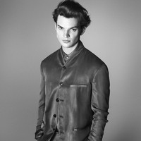 Meski baru terjun ke dunia hiburan dibanding Kaia, Homer juga menampilkan pesonanya mengenakan setelan jas Giorgio Armani, Saint Laurent, dll.Foto: Instagram @voguemagazine