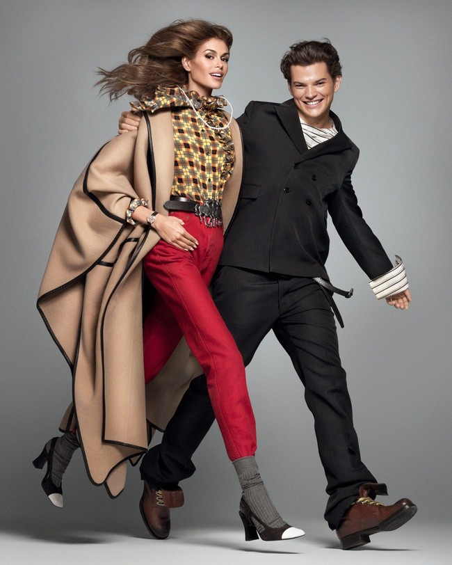 Dalam foto bidikan Steven Meisel, Kaia merangkul bahu Homer sembari mengenakan outfit high fashion. Sedangkan Homer memakai setelan hitam. Keduanya kompak menggunakan Chanel.Foto: Instagram @voguemagazine