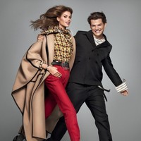 Dalam foto bidikan Steven Meisel, Kaia merangkul bahu Homer sembari mengenakan outfit high fashion. Sedangkan Homer memakai setelan hitam. Keduanya kompak menggunakan Chanel.Foto: Instagram @voguemagazine