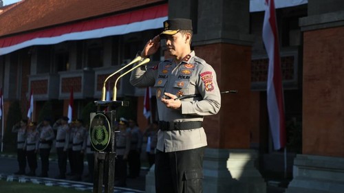 Kapolda Bali, Irjen Daniel Adityajaya, memimpin apel pagi di halaman depan kantornya, Selasa (11/8/2026). (Dok. Polda Bali)