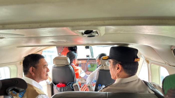 Kapolda Jambi dan Deputi Bidang Penanganan Darurat BNPB meninjau penanganan karhutla di Muaro Jambi.