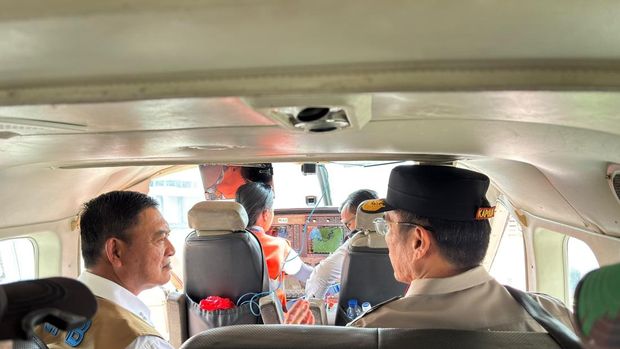Kapolda Jambi dan Deputi Bidang Penanganan Darurat BNPB meninjau penanganan karhutla di Muaro Jambi.