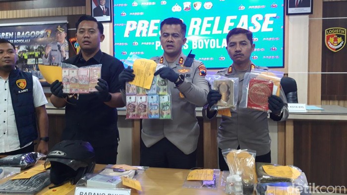 Kapolres Boyolali, AKBP Indra Maulana Saputra, memberikan keterangan dalam konferensi pers ungkap kasus Rabu (12/8/2026). Foto : Jarmaji