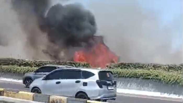 Kebakaran alang-alang di Tamalanrea dekat pergudangan Parangloe, Makassar.