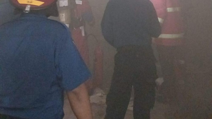 Petugas Damkar Kota Semarang saat menyedot asap kebakaran lift barang di The Park Mall, Kecamatan Semarang Barat, Rabu (12/8).