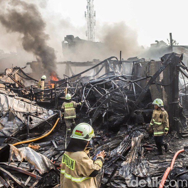 Kebakaran Hebat Melanda Pabrik Bingkai di Jakarta Timur, 100 Petugas Dikerahkan