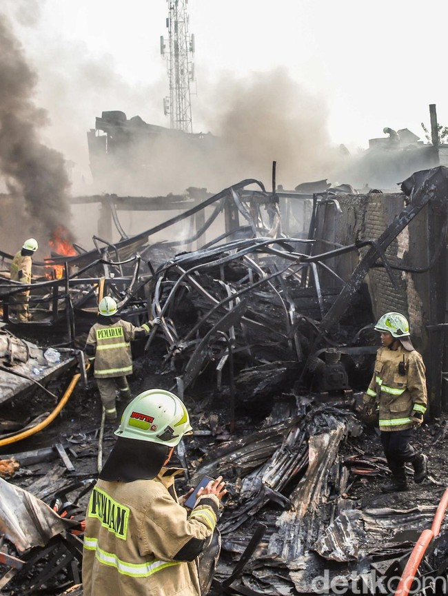 Kebakaran Hebat Melanda Pabrik Bingkai di Jakarta Timur, 100 Petugas Dikerahkan