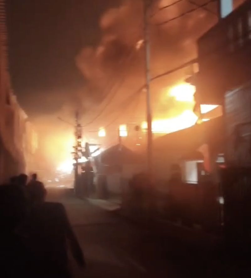 Kebakaran pabrik bingkai di Duren Sawit, Jaktim, Rabu (12/8) dini hari. (dok. istimewa)