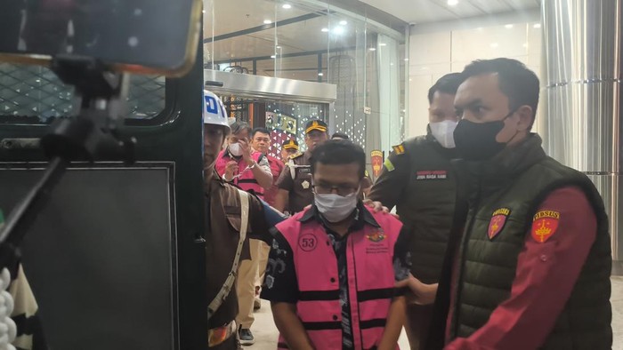 Kejagung menetapkan dua pegawai pajak, SR dan BP, sebagai tersangka manipulasi ekspor bubur kertas atau pulp, Rabu (12/8/2026).