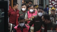Kejagung Tahan 2 Pegawai Pajak Tersangka Manipulasi Ekspor Pulp PT TPL