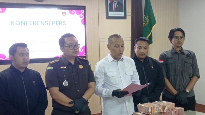 Kejari Ponorogo menyita uang hasil kasus korupsi tunjangan perumahan DPRD setempat