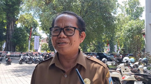 Kepala Dinas Pendidikan Mataram, Yusuf, saat diwawancarai, Selasa (11/8/2026). (Nathea Citra/detikBali)