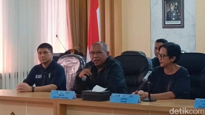 Ketua Tim Dokter Forensik, Prof Ahmad Yudianto memberikan keterangan kepada wartawan di Mapolresta Banyumas, Rabu (12/8/2026)