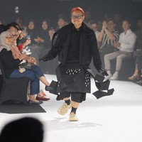 Berkat Kecoa, Desainer Muda Asal Surabaya Ini Bisa Belajar Fashion di Paris