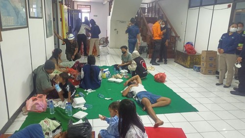 Kondisi para penumpang KMP Putri Yasmin yang dievakuasi ke Pelabuhan Padangbai, Karangasem, Bali, Rabu (12/8/2026). (Foto: I Wayan Selamat Juniasa/detikBali)