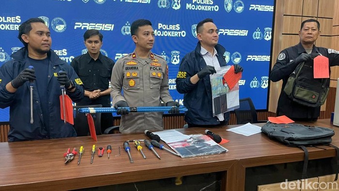 Konferensi pers kawanan pembobol brankas Universitas KH Abdul Chalim (UAC), Mojokerto