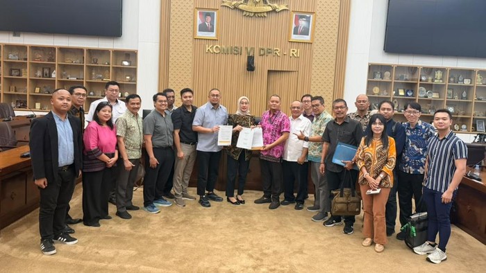 Konsumen Apartemen LRT City bertemu Ketua Komisi VI Anggia Erma Rini bersama Wakil Ketua Komisi VI Andre Rosiade.