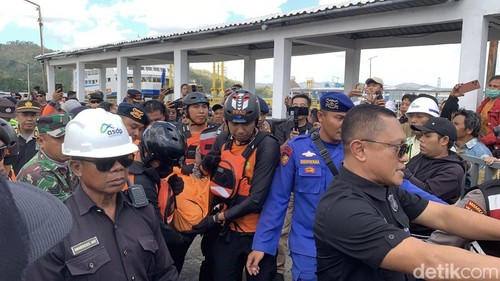Proses evakuasi penumpang KMP Putri Yasmin di Pelabuhan Lembar, Lombok Barat, NTB, Rabu (12/8/2026).