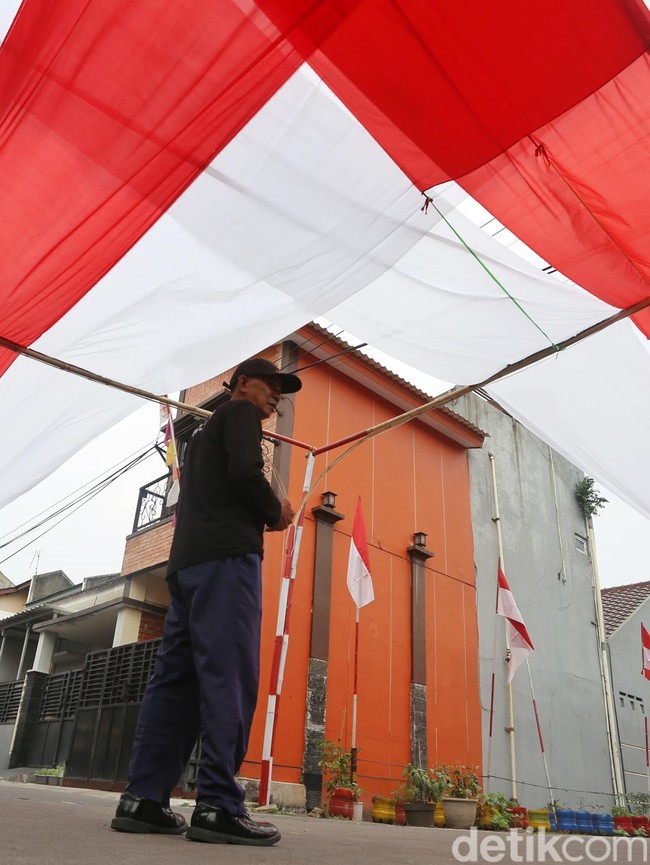 Kreatif! Warga Tangerang Bikin Gapura dari 184 Galon dan Kain Merah Putih 400 Meter