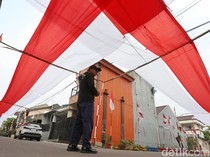 Kreatif! Warga Tangerang Bikin Gapura dari 184 Galon dan Kain Merah Putih 400 Meter