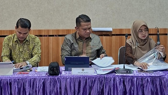 Kuasa hukum pelapor mengikuti sidang pemeriksaan dugaan pelanggaran kode etik Ketua Bawaslu Labuhanbatu (Dok. Pribadi)