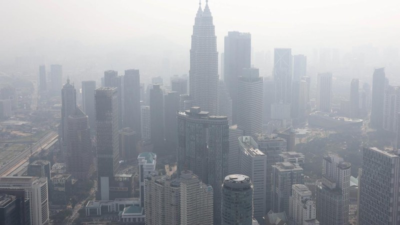 Kabut asap lintas batas dari kebakaran hutan dan lahan (karhutla) di Kalimantan, Indonesia, mulai berdampak ke sejumlah wilayah Malaysia, Rabu (12/8/2026). Asap terlihat menyelimuti sejumlah kawasan hingga membuat jarak pandang dan kualitas udara menurun. REUTERS/Hasnoor Hussain
