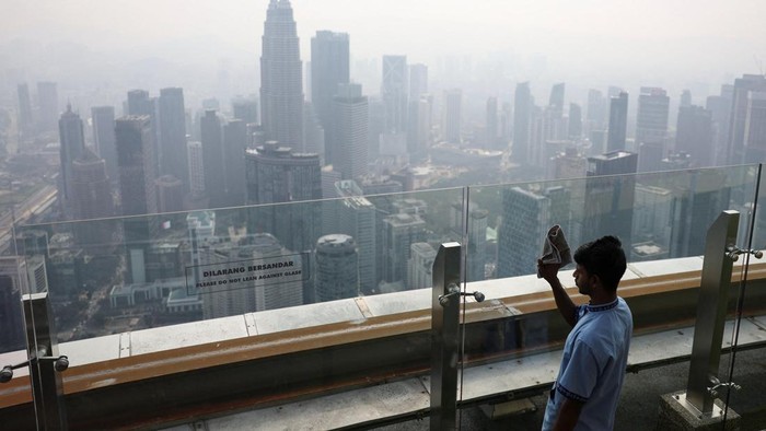Kabut asap lintas batas dari kebakaran hutan dan lahan (karhutla) di Kalimantan, Indonesia, mulai berdampak ke sejumlah wilayah Malaysia, Rabu (12/8/2026). Asap terlihat menyelimuti sejumlah kawasan hingga membuat jarak pandang dan kualitas udara menurun. REUTERS/Hasnoor Hussain