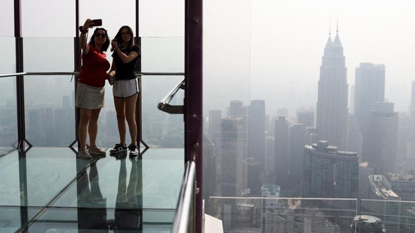 Langit Kuala Lumpur Diselimuti Kabut Asap dari Kalimantan