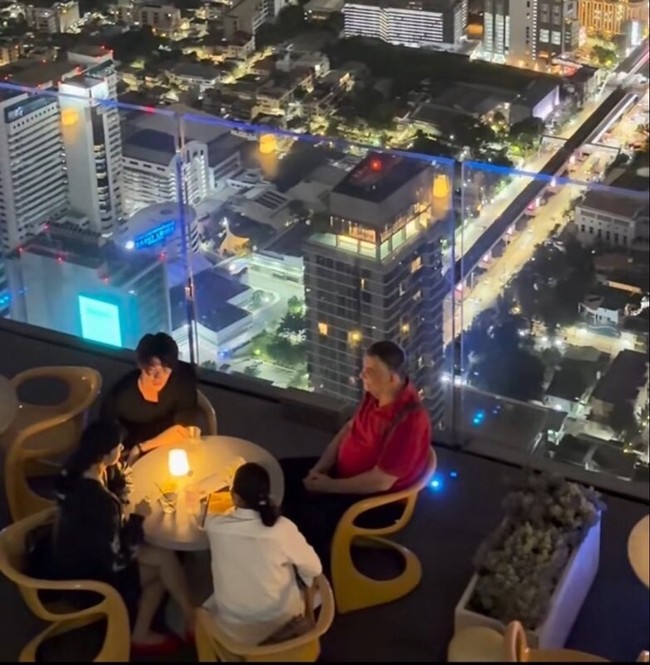Kini netizen heboh melihat foto yang memperlihatkan Blue Pongtiwat makan malam bersama keluarga Lisa BLACKPINK. Tak sedikit yang penasaran dan mulai berspekulasi soal hubungan Lisa dan Blue sebenarnya. Keduanya diduga lebih dari sahabat alias pacaran. Foto: Instagram