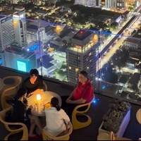 Kini netizen heboh melihat foto yang memperlihatkan Blue Pongtiwat makan malam bersama keluarga Lisa BLACKPINK. Tak sedikit yang penasaran dan mulai berspekulasi soal hubungan Lisa dan Blue sebenarnya. Keduanya diduga lebih dari sahabat alias pacaran. Foto: Instagram