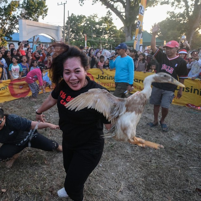 Lomba Tangkap Itik Meriahkan Sambut HUT ke-81 RI di Kendari