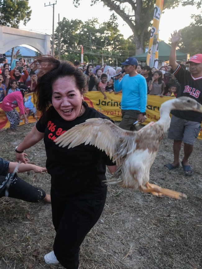 Lomba Tangkap Itik Meriahkan Sambut HUT ke-81 RI di Kendari