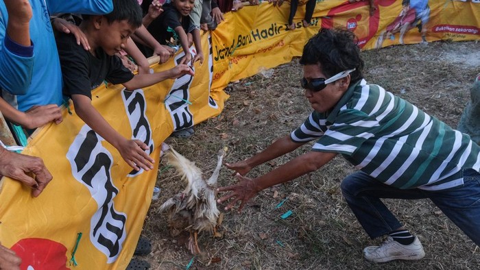 Peserta berusaha menangkap itik saat lomba tangkap itik di Kelurahan Watu-Watu, Kota Kendari, Sulawesi Tenggara, Selasa (11/8/2026). Lomba yang dilakukan dengan menutup mata peserta memakai kain tersebut diselenggarakan dalam rangka menyambut HUT ke-81 Kemerdekaan Republik Indonesia. ANTARA FOTO/Andry Denisah/bar